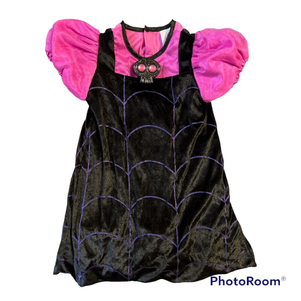 Disney Halloween costume, when you push the skull, it sings :) 3yrs,98cm